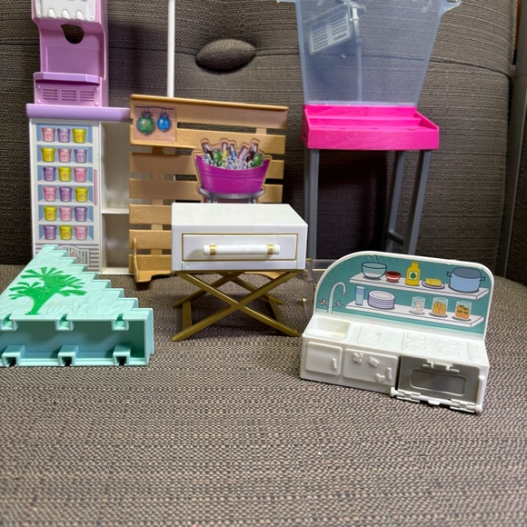 Barbie Doll Playset with Pink and Blue Accents Accessories Lot - Picture 5 of 5